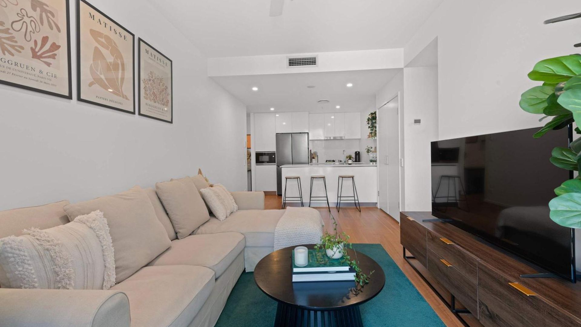Apartment Luxury 2 Bed 2 Bath Parking Pool Gym & Sauna *