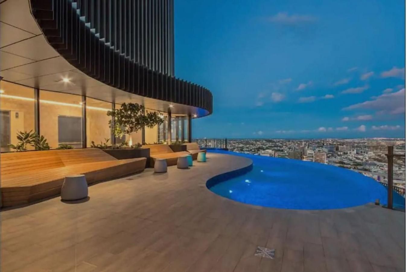 Inspired Serenity With River Views, Fast Wifi, Carpark, Gym, Rooftop Pool * Brisbane