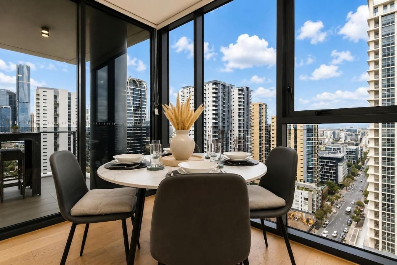 Level 22 Skyline Views With Sauna, Gym, Pool And Free Parking Brisbane