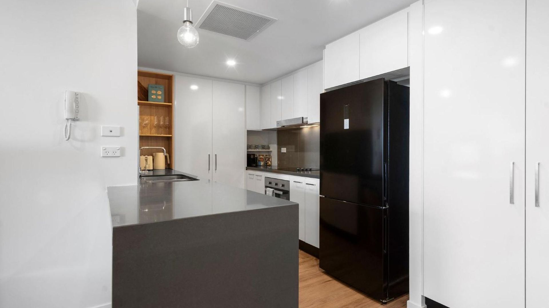 Fortitude Valley Hideaway - 2Br Apartment With Balcony & 2 Free Car Bays Apartment *