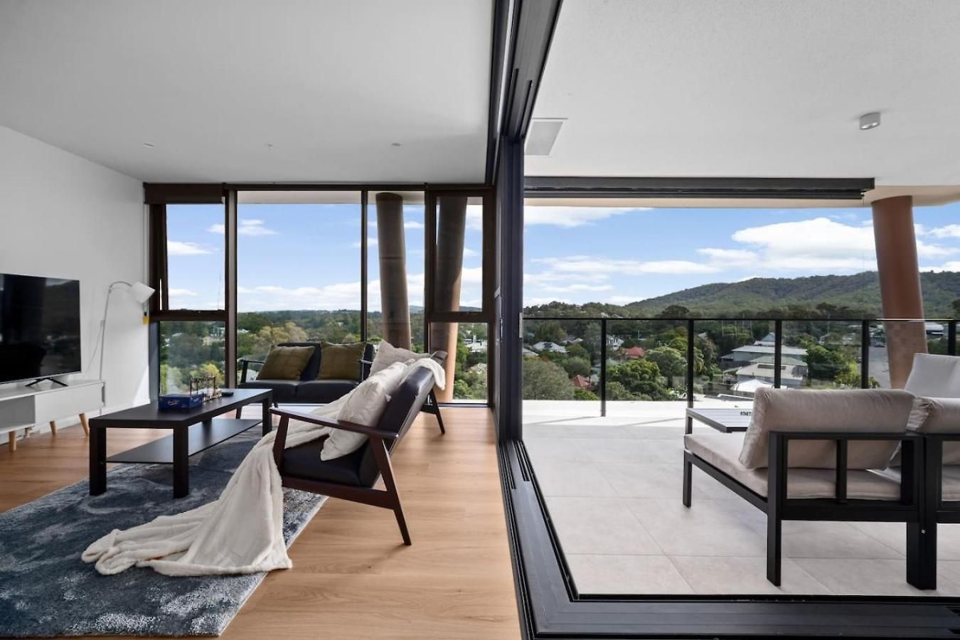 Skyhigh Retreat View And Shopping At Your Doorstep