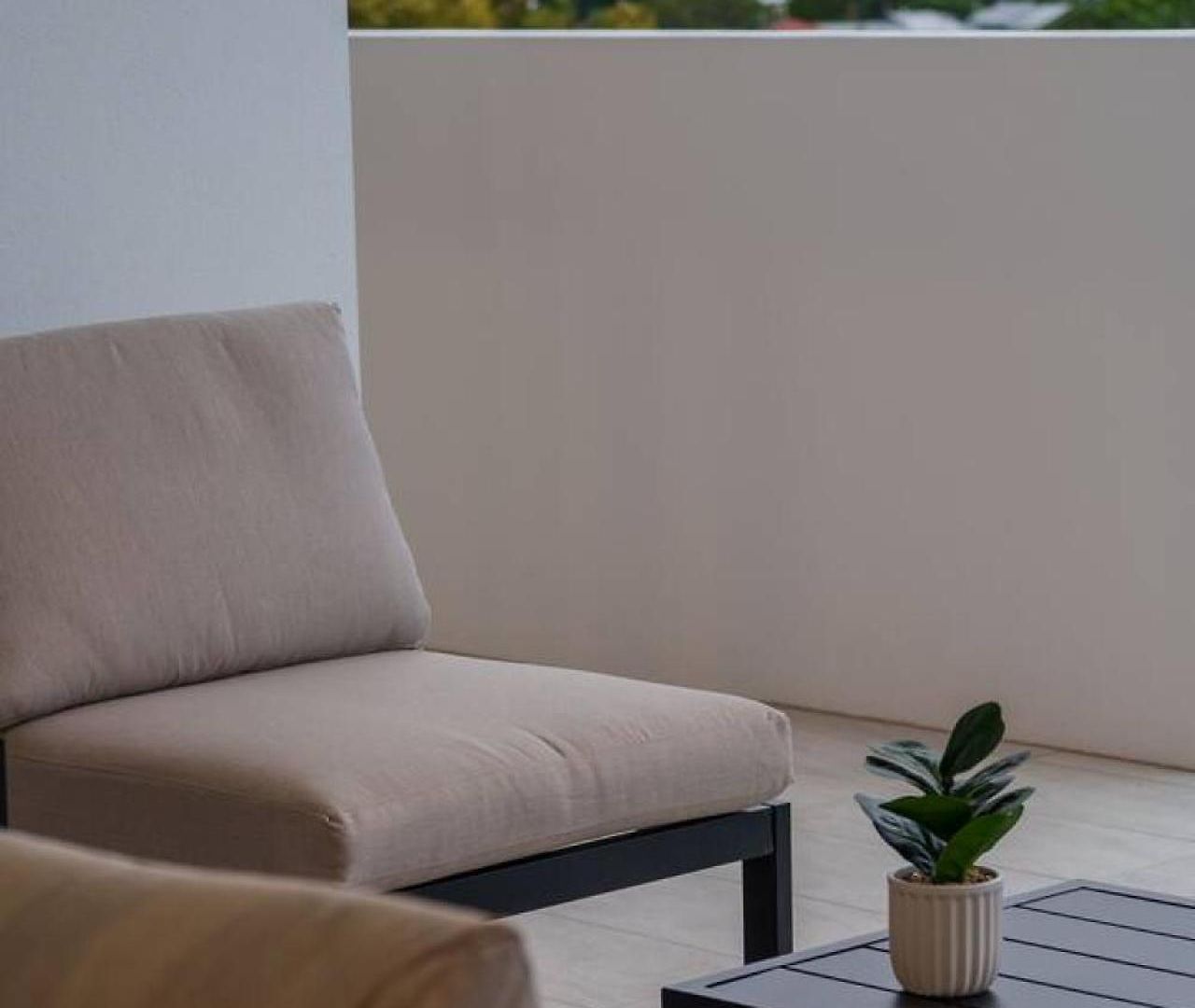 Across From Train And Bus Station Pool Gym And View Apartment *