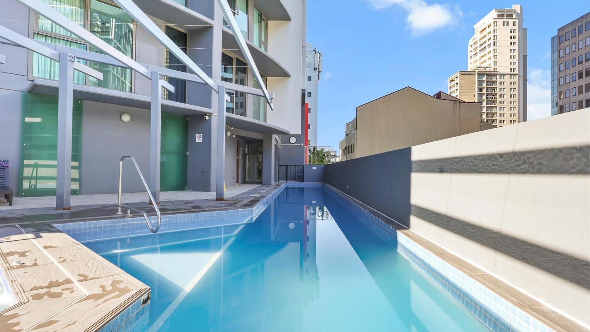 Full Water View - Sleeps 7 - Parking - Pool & Sauna Apartment