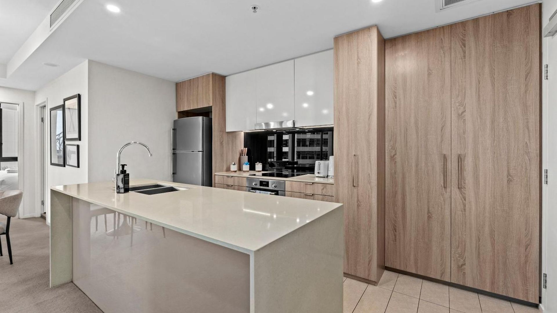 Modern 2br With River Views, Rooftop Pool, Parking Apartment