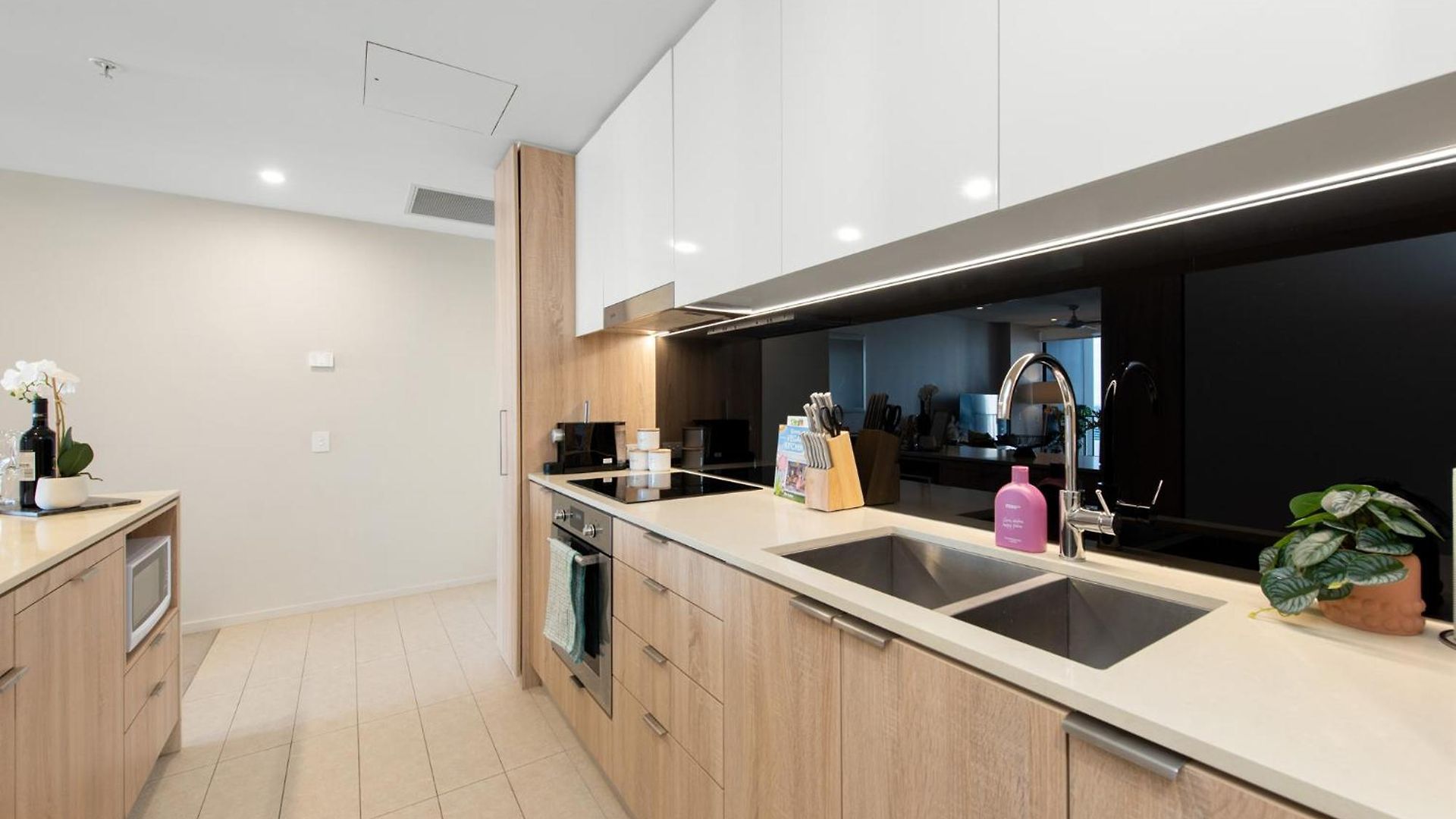 Inspired Serenity With River Views, Fast Wifi, Carpark, Gym, Rooftop Pool Apartment *