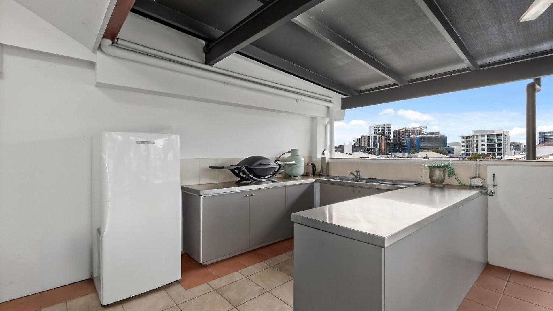 Apartment Spacious 2br With Wifi, Parking & Huge Balcony *