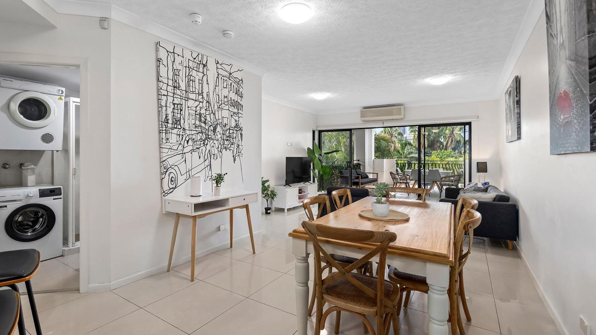 Bright 2br With Parking, Balcony & Wifi Apartment *