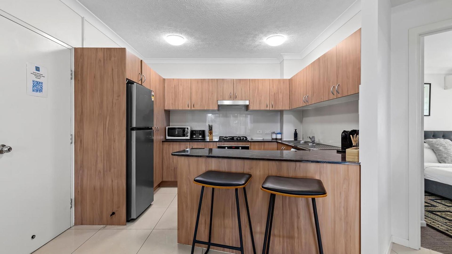 Bright 2br With Parking, Balcony & Wifi