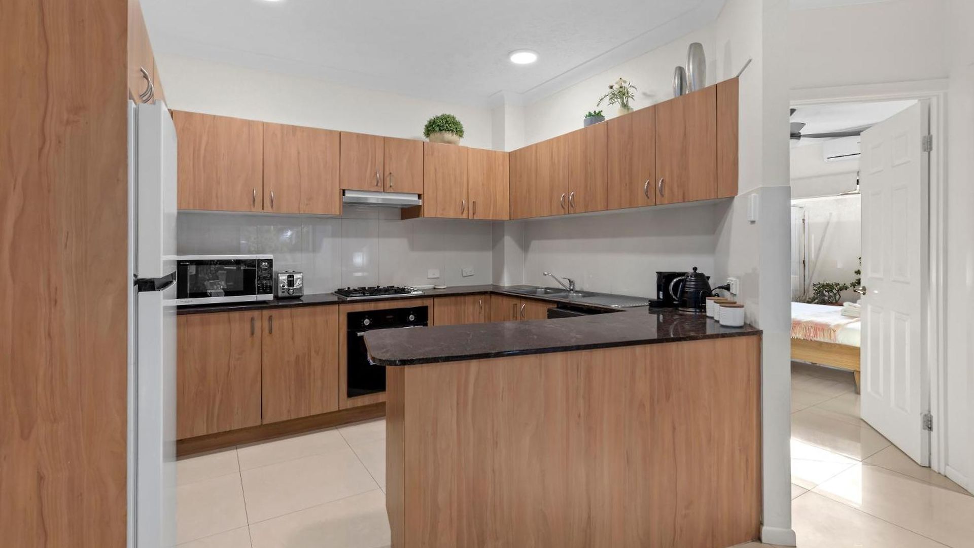 Sunny & Cozy 2br With Wifi, Parking & Balcony Apartment *