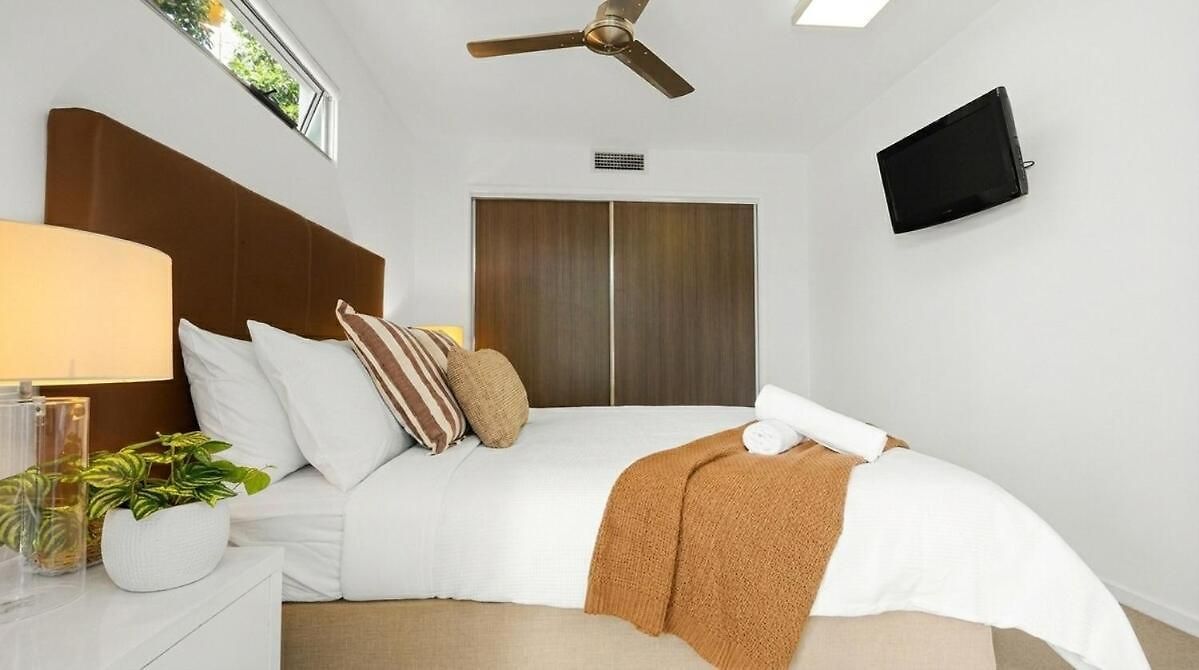 Bulimba Apartment - Ferry Access - Near Oxford St - Sleeps 8 - Baby & Work Ready Apartment *
