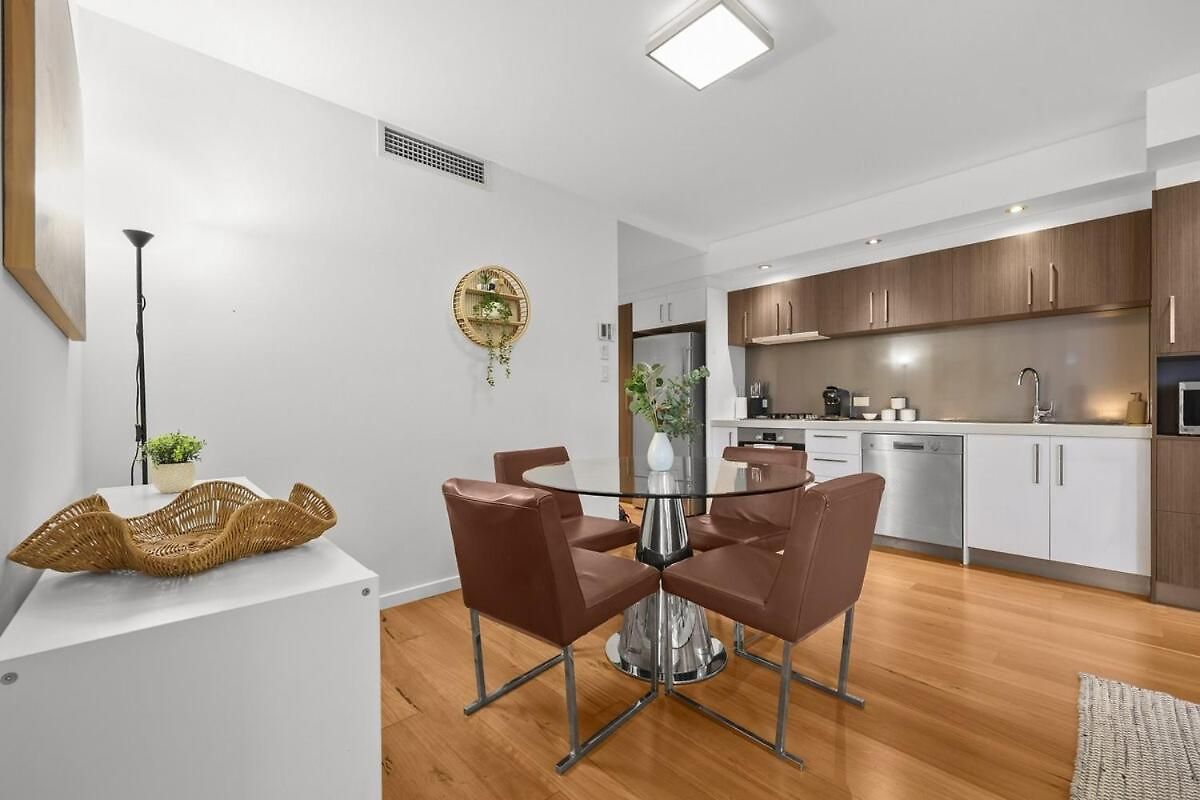 Bulimba Apartment - Ferry Access - Near Oxford St - Sleeps 8 - Baby & Work Ready *