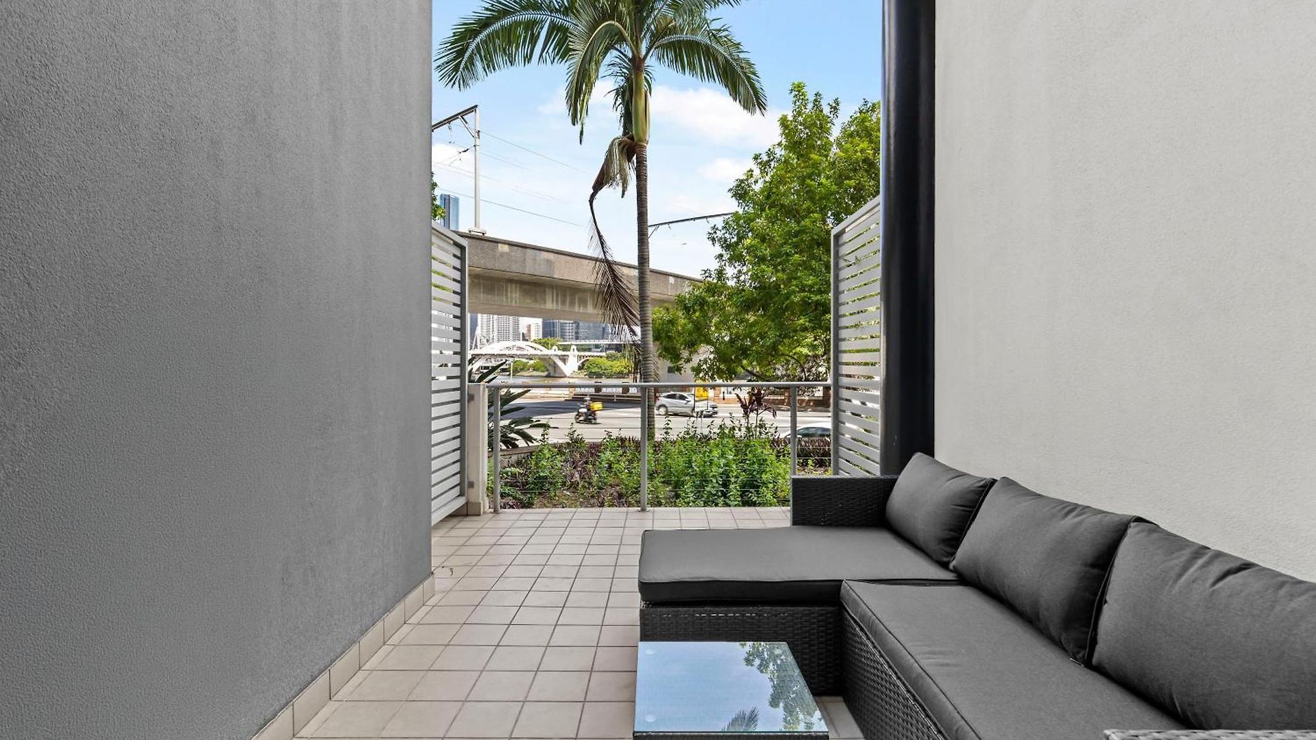 Apartment Bright With River View, Pool, Gym & Balcony Brisbane