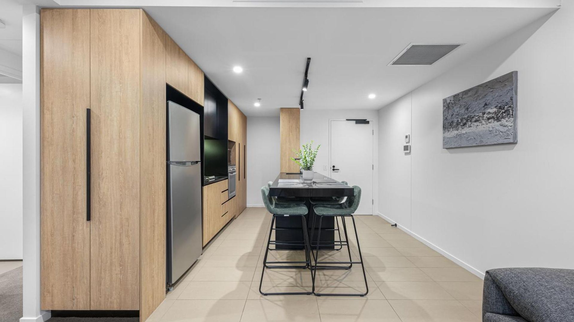 Modern 2br And Pool With South Square
