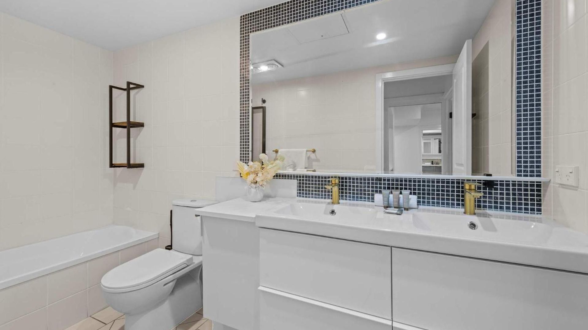 Apartment The Mews Bowen Hills - Spacious 3-bedroom With Pool & Parking *