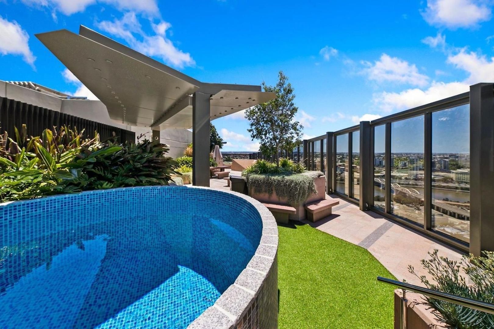 Stunning With Sunset Views, Car Park, Gym And Pool Apartment