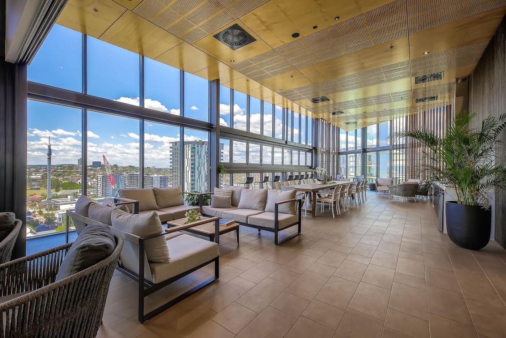 Stunning With Sunset Views, Car Park, Gym And Pool Apartment *