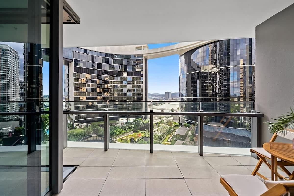 Queens Wharf - Beautiful 13th Floor Executive Apartment *