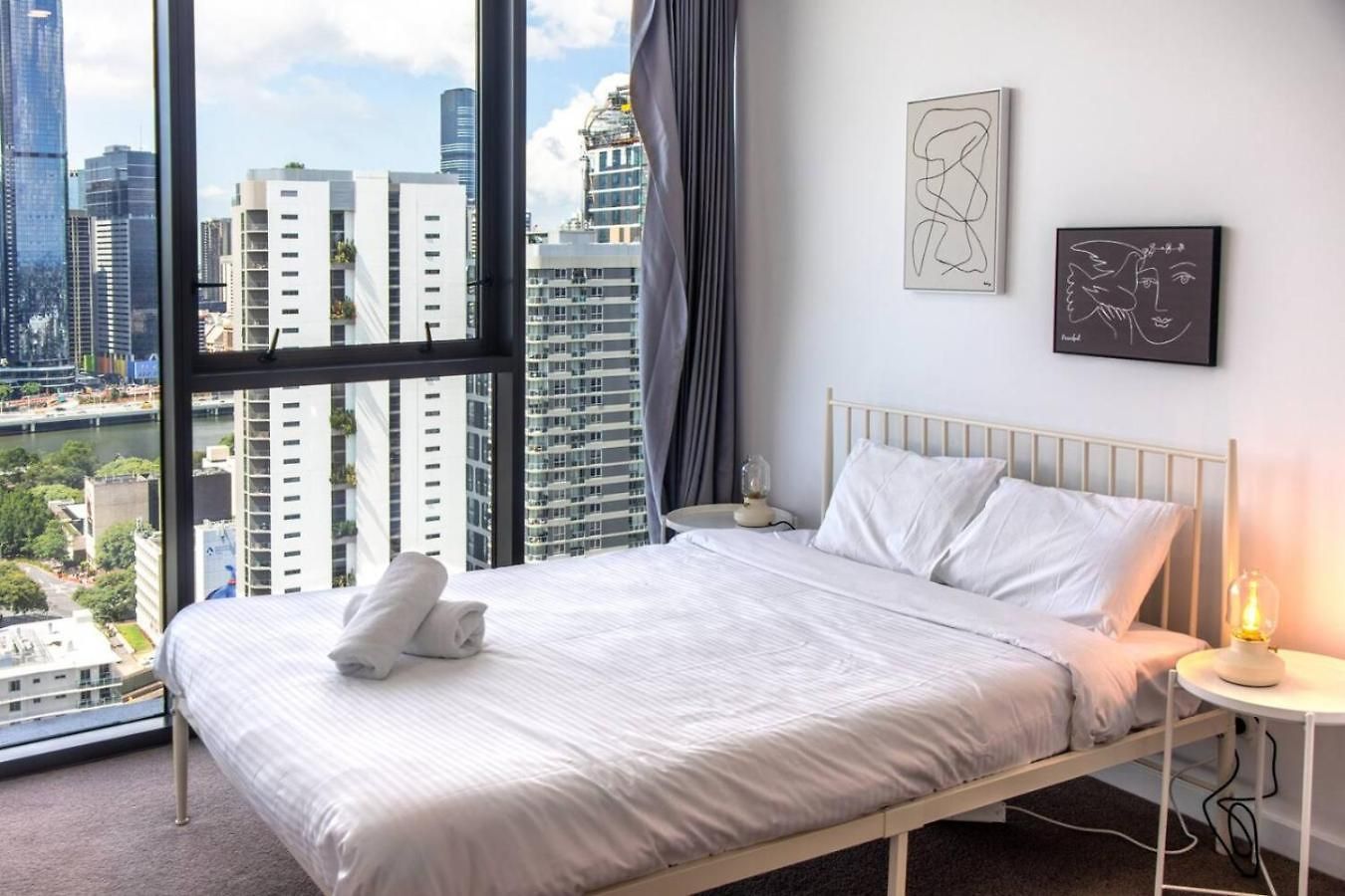 Apartment High Level 2 Bedroom With And River Views *