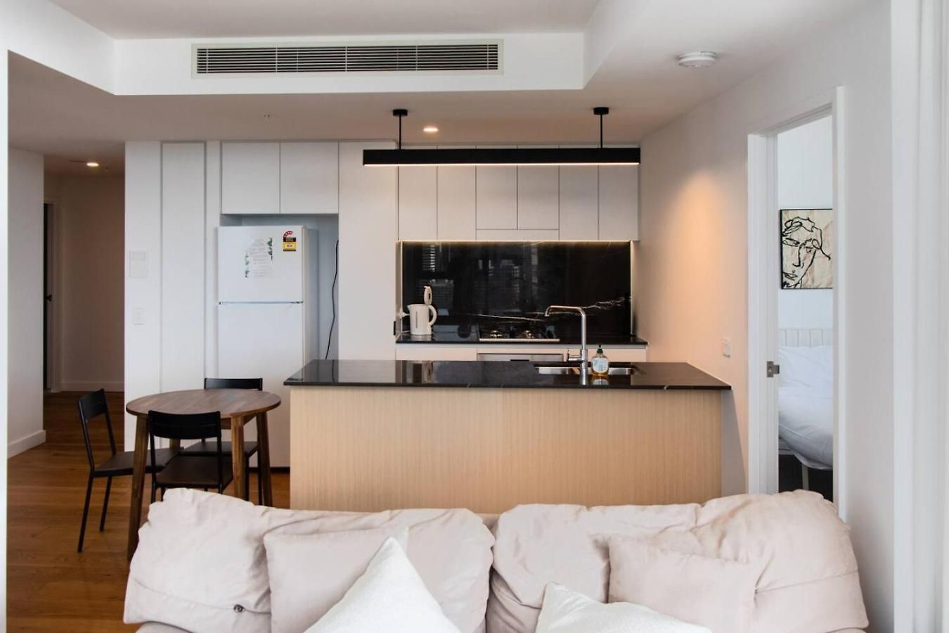 Apartment High Level 2 Bedroom With And River Views