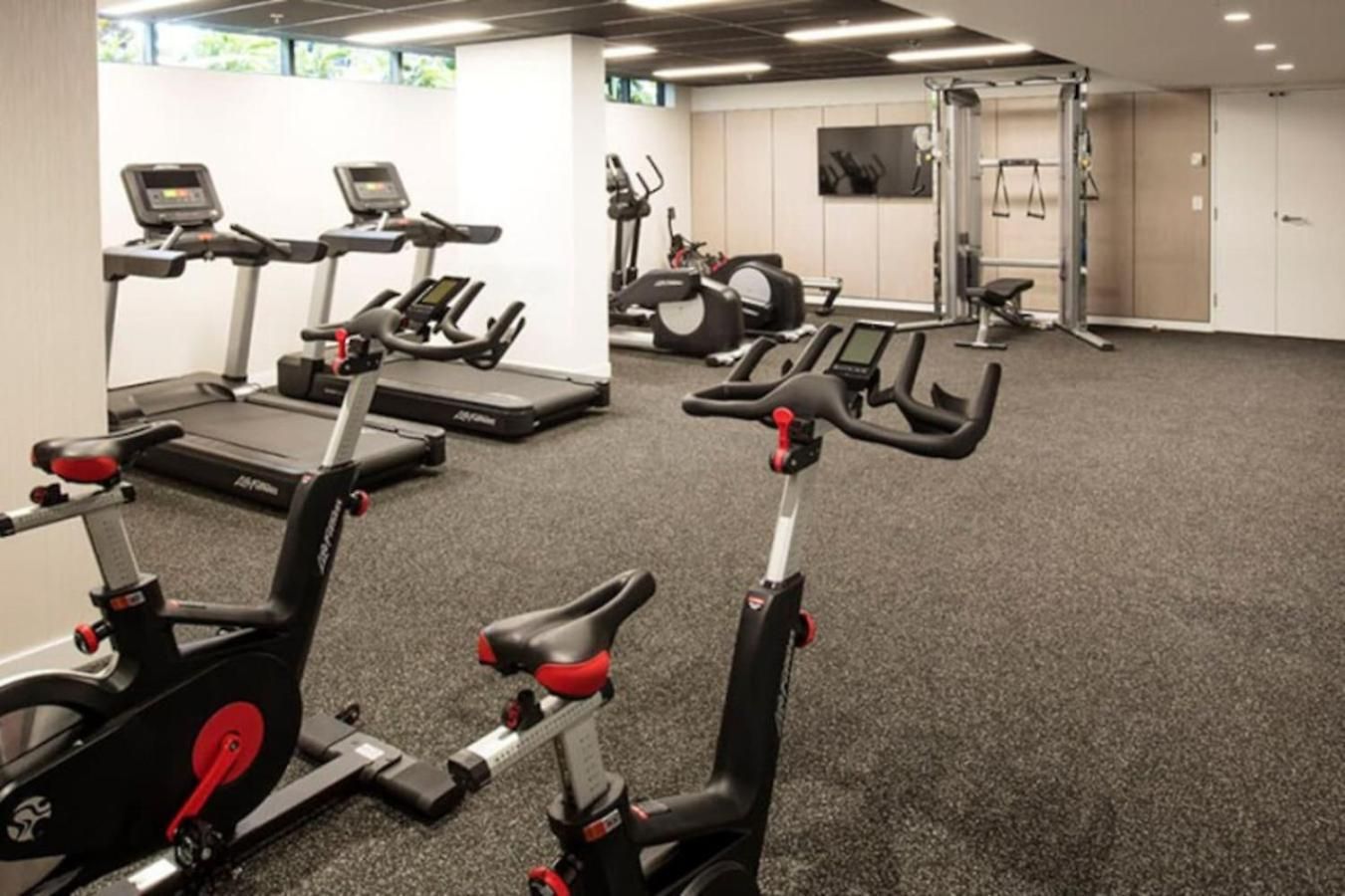 Modern Vibrant - 1 Bedroom Pool Gym Sauna Apartment Brisbane