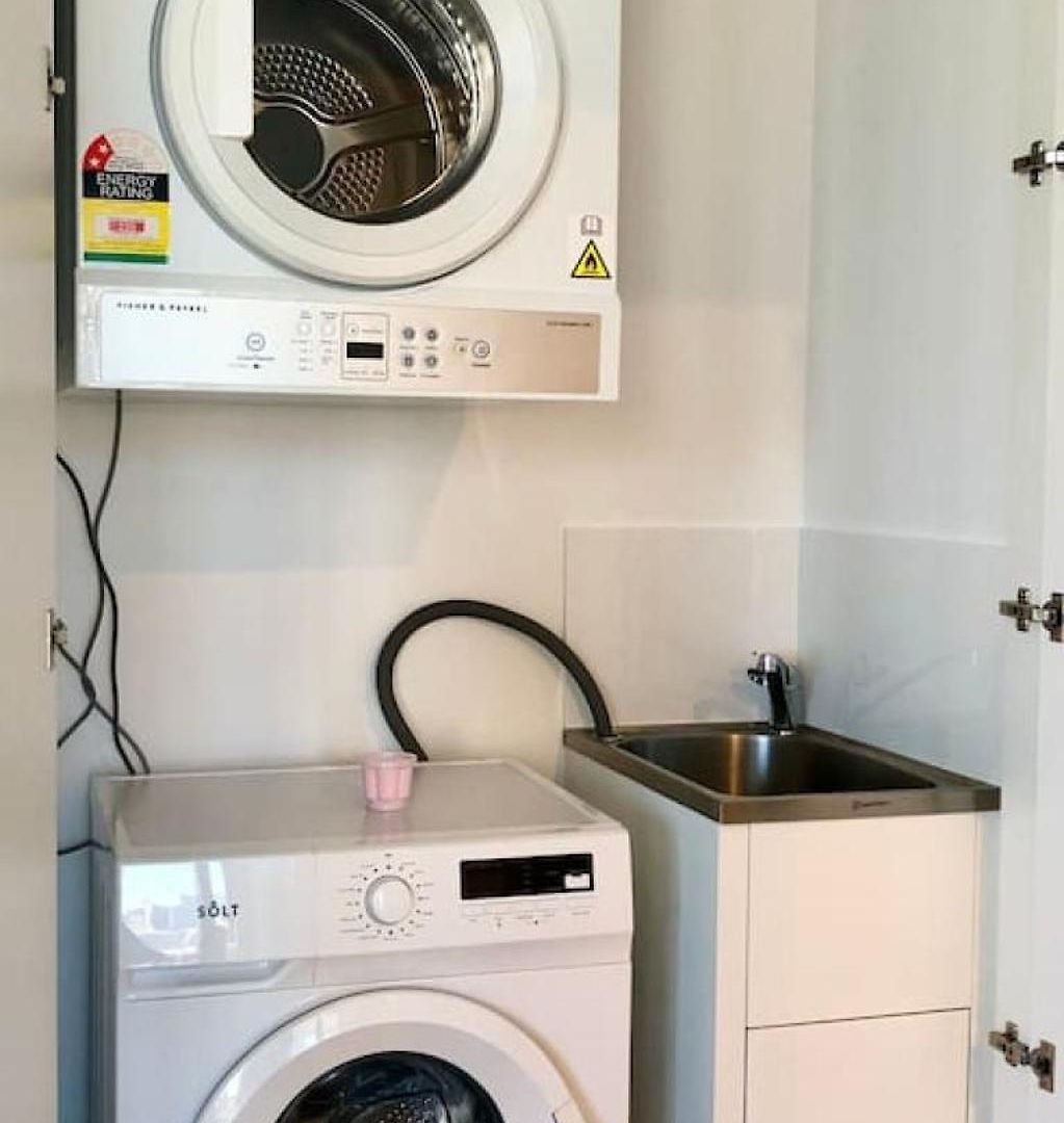 Modern Vibrant - 1 Bedroom Pool Gym Sauna Apartment