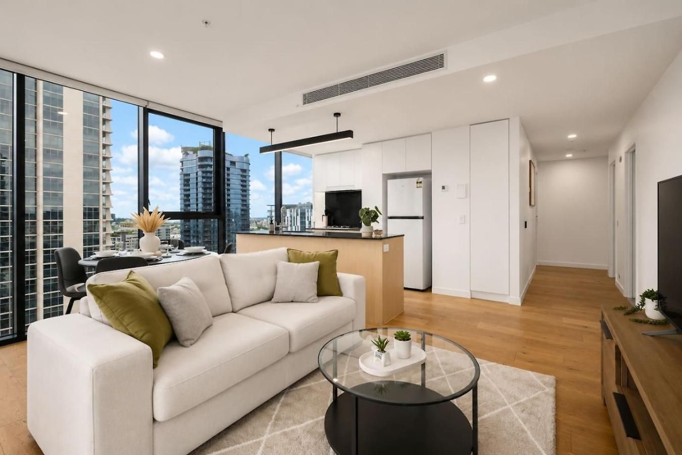 Level 22 Skyline Views With Sauna, Gym, Pool And Free Parking Brisbane