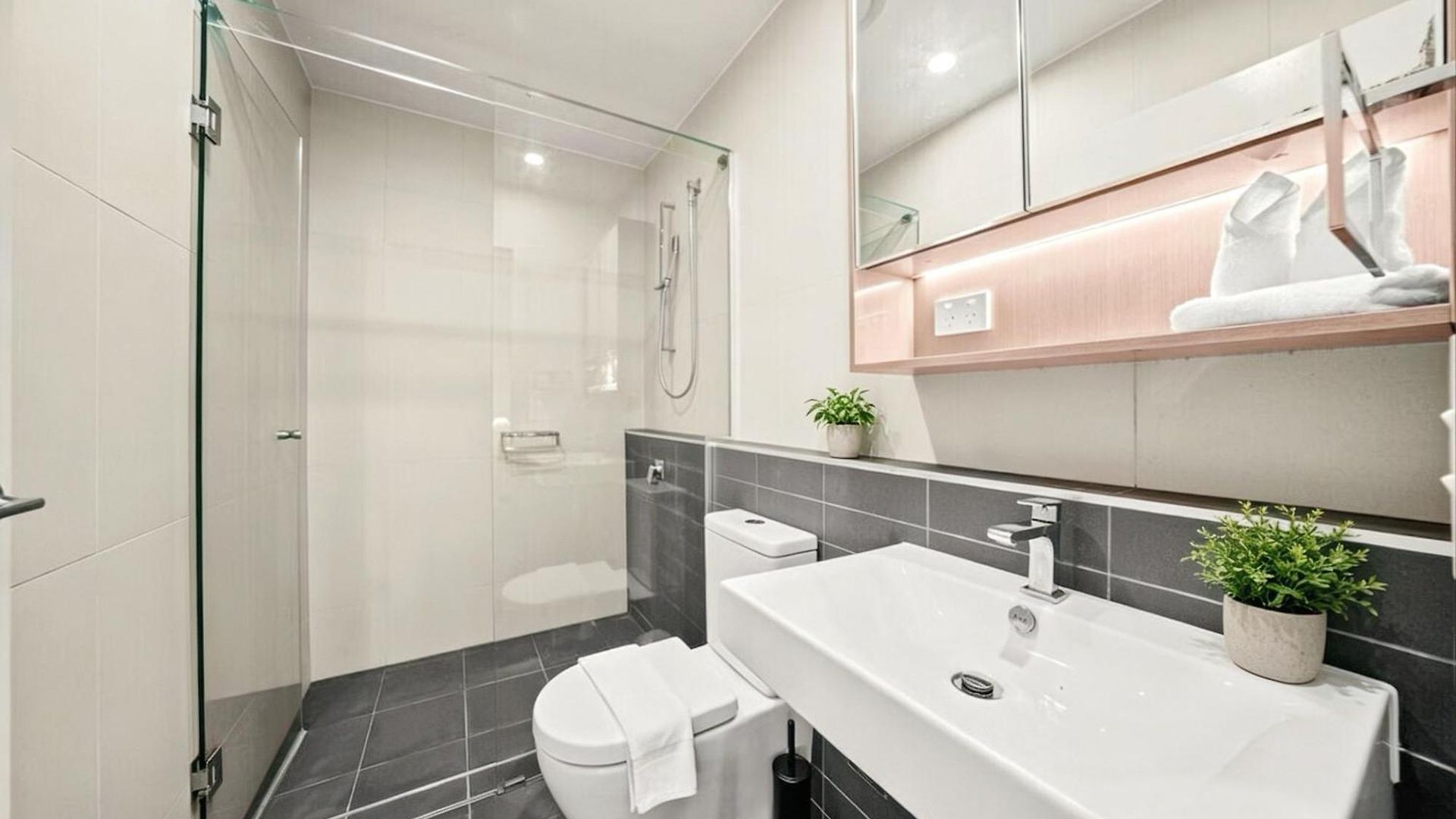 Two Private Ensuites Modern *