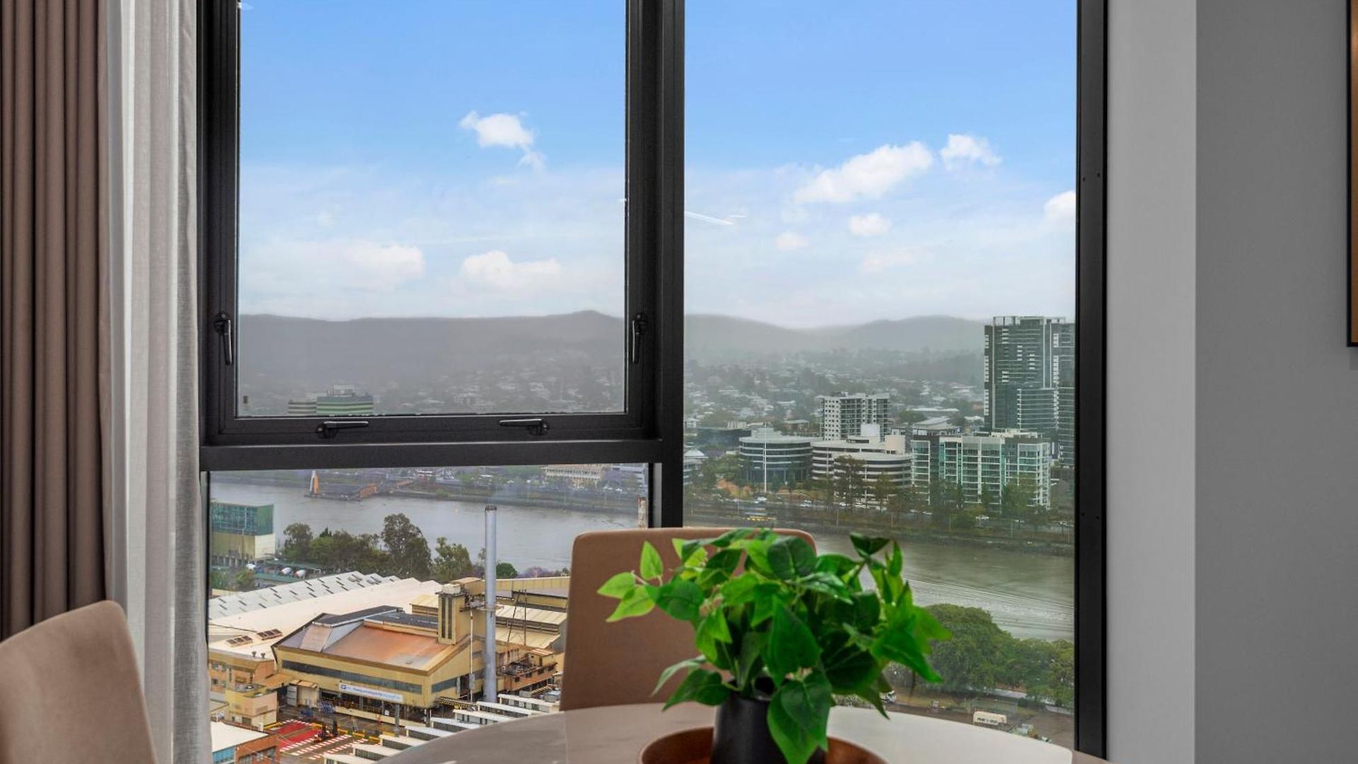 Apartment Stunning River & Mountain Views With 2br, Pool & Gym *