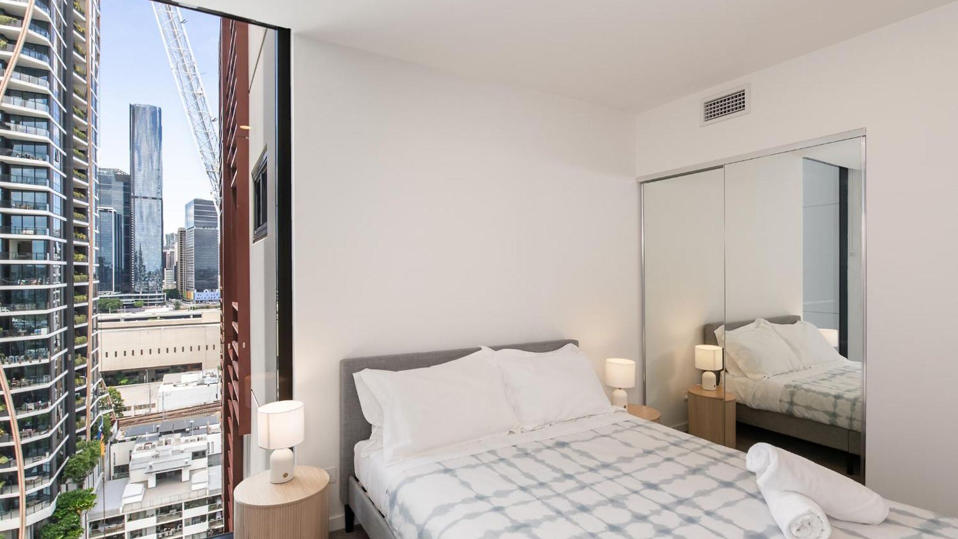 Apartment Convenient To Urban Living By Private Host *