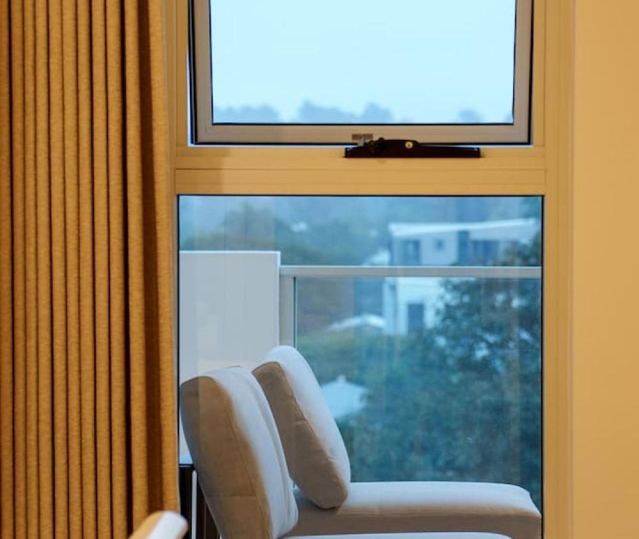 Across From Train And Bus Station Pool Gym And View Apartment *