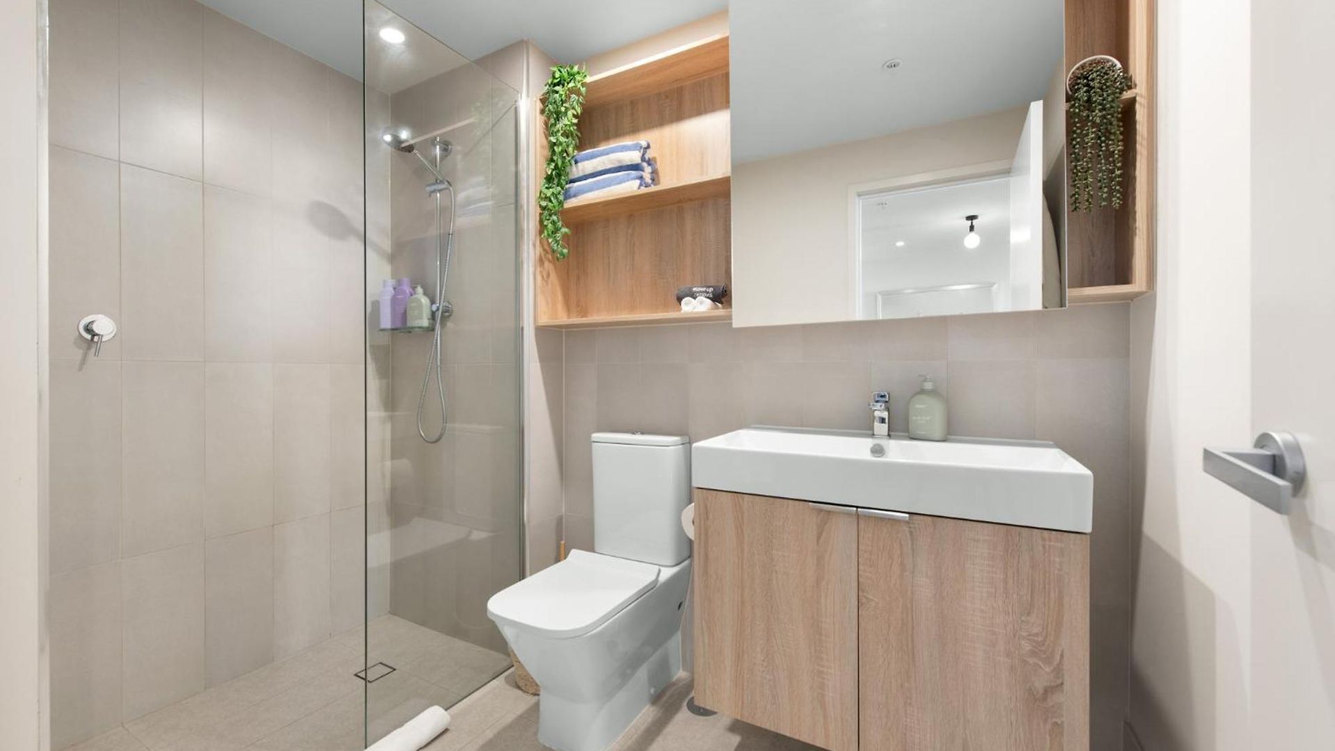Inspired Serenity With River Views, Fast Wifi, Carpark, Gym, Rooftop Pool Apartment *