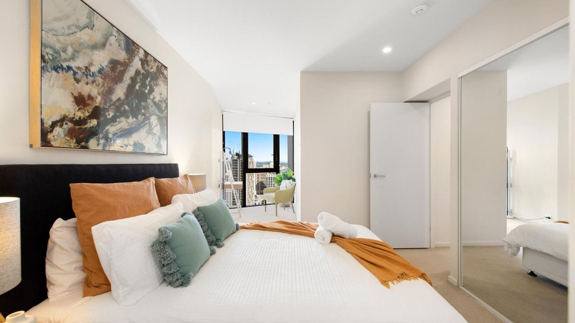 Inspired Serenity With River Views, Fast Wifi, Carpark, Gym, Rooftop Pool *