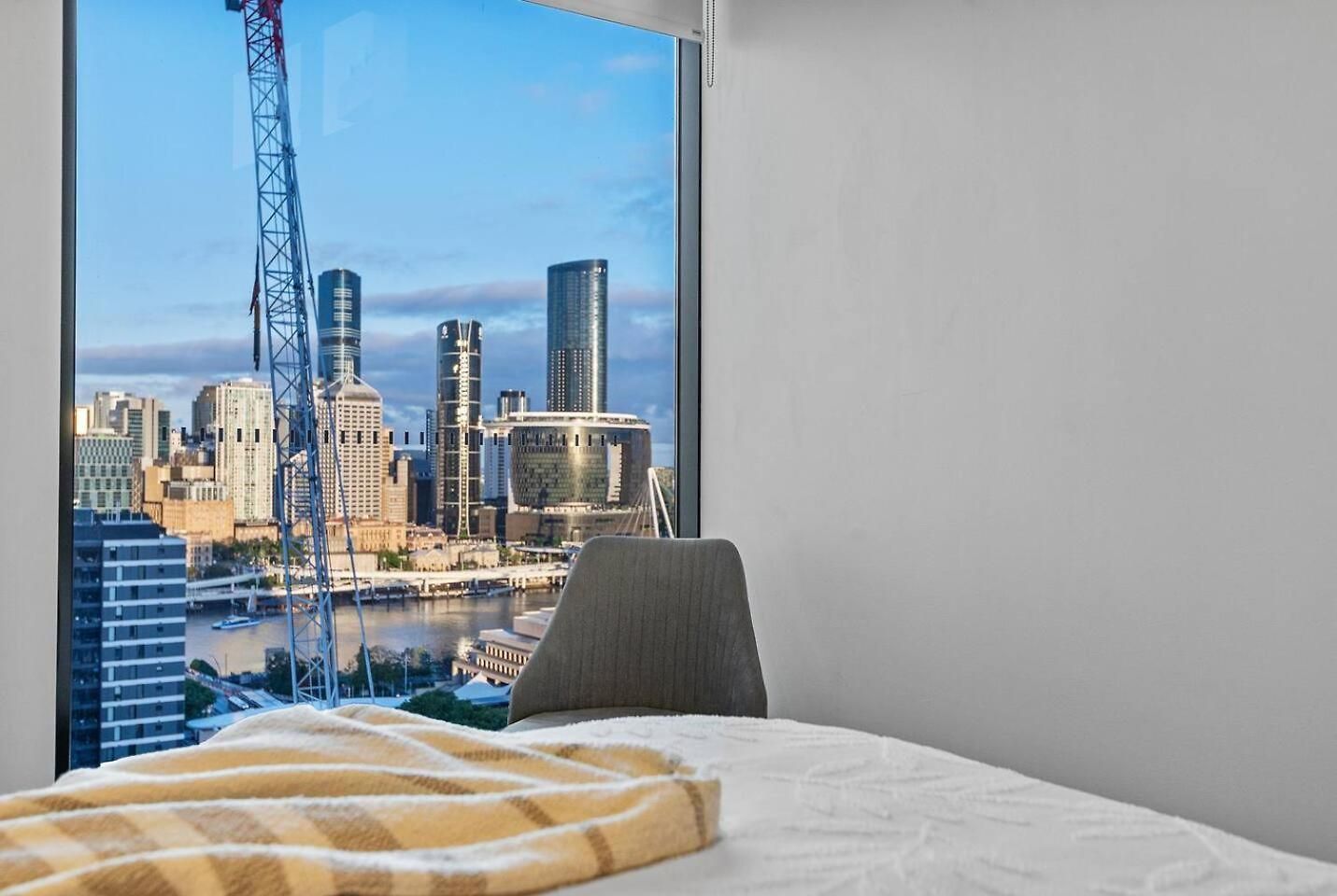 Urban Escape: Great Location W/ Cityscape Apartment *