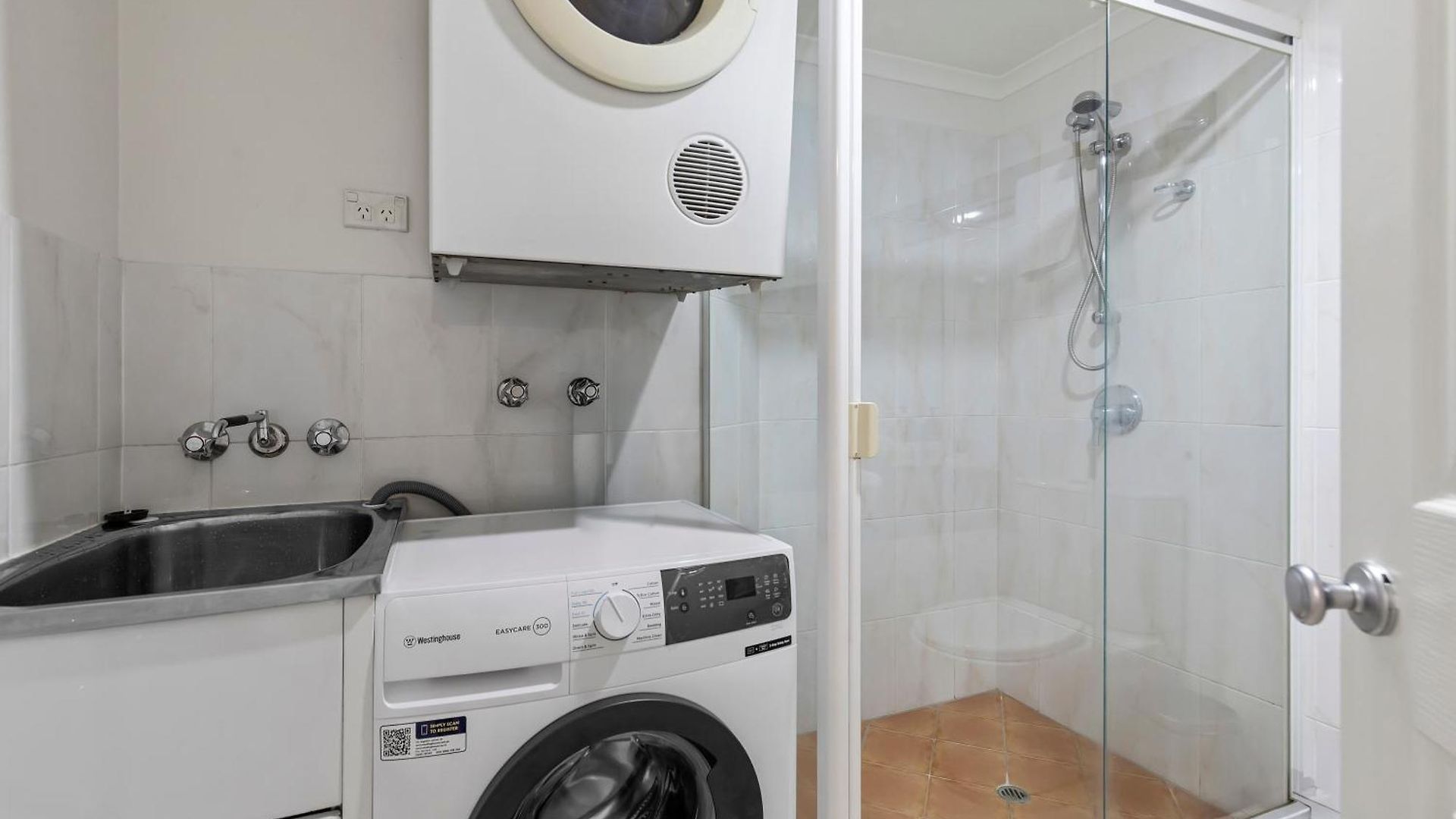 Apartment Bright 2br With Parking, Balcony & Wifi *