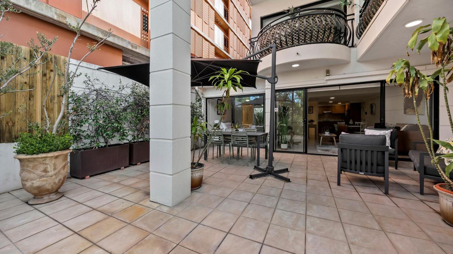 Apartment Spacious & Cozy 2br With Parking, Balcony & Wifi *