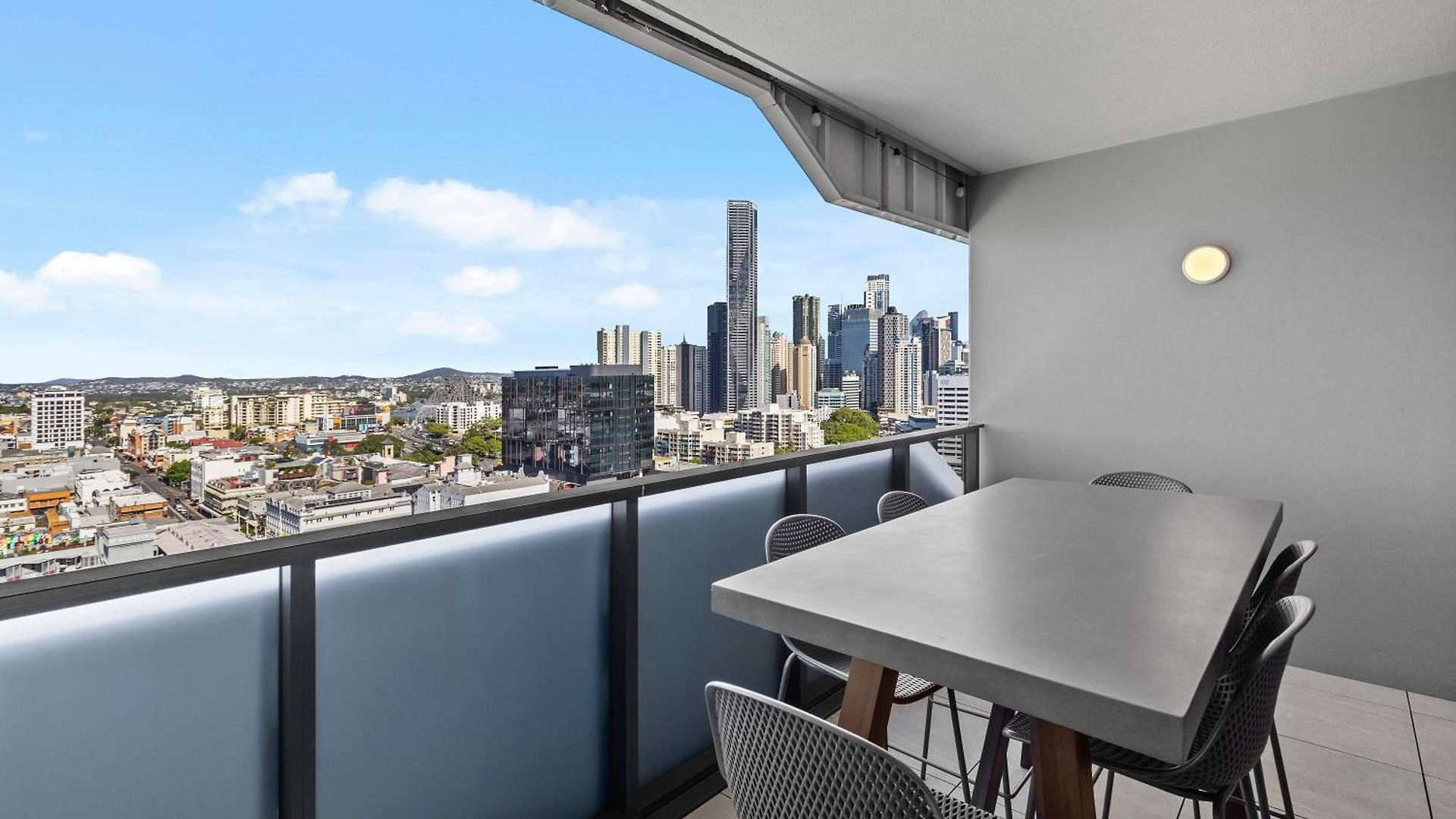 Luxe 3br With Stunning Views, Parking And Pool Apartment