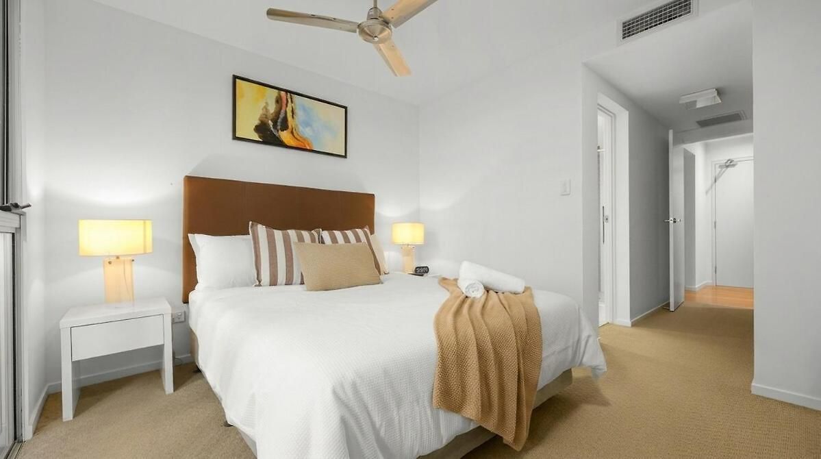 Bulimba Apartment - Ferry Access - Near Oxford St - Sleeps 8 - Baby & Work Ready Apartment *