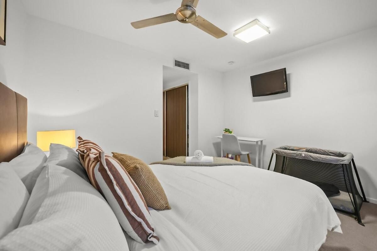 Apartment Bulimba Apartment - Ferry Access - Near Oxford St - Sleeps 8 - Baby & Work Ready *