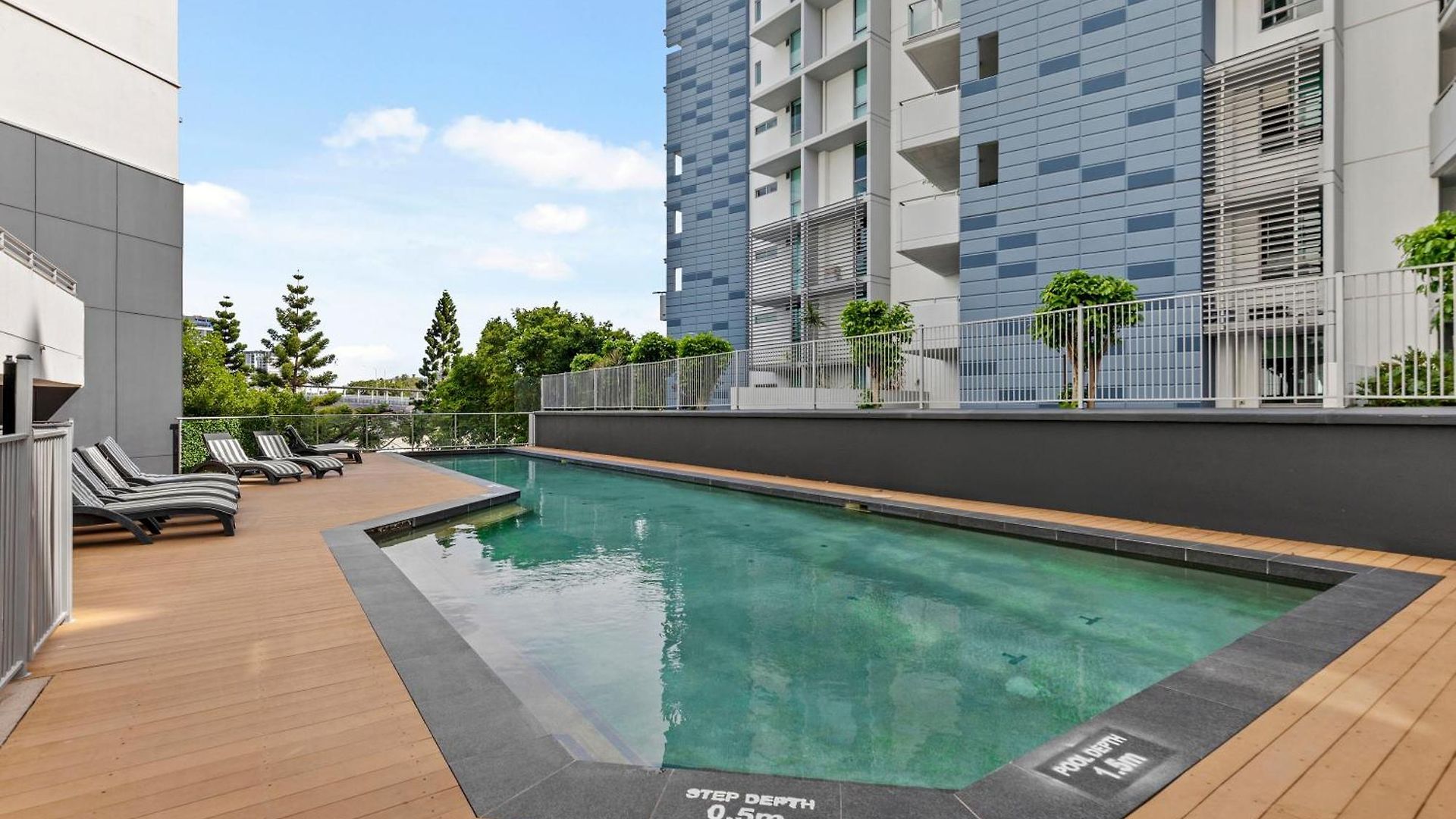 Apartment Bright With River View, Pool, Gym & Balcony *