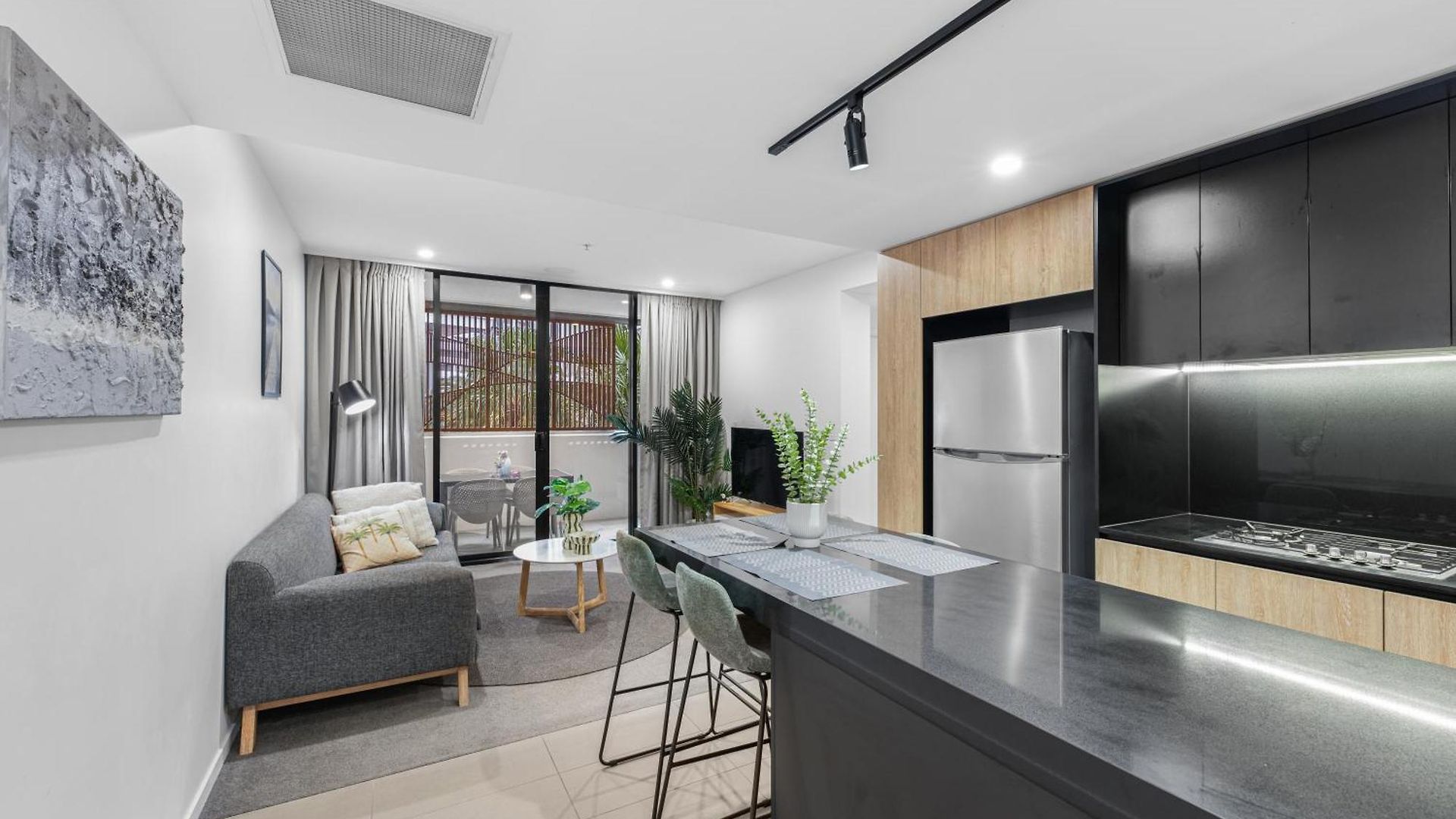Apartment Modern 2br And Pool With South Square