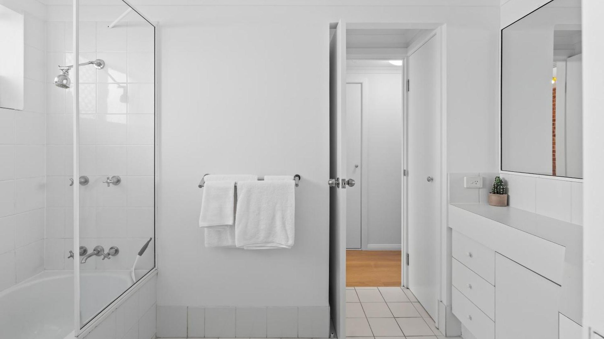 2br 2ba Indooroopilly-walk To Shops & Bus Apartment Brisbane