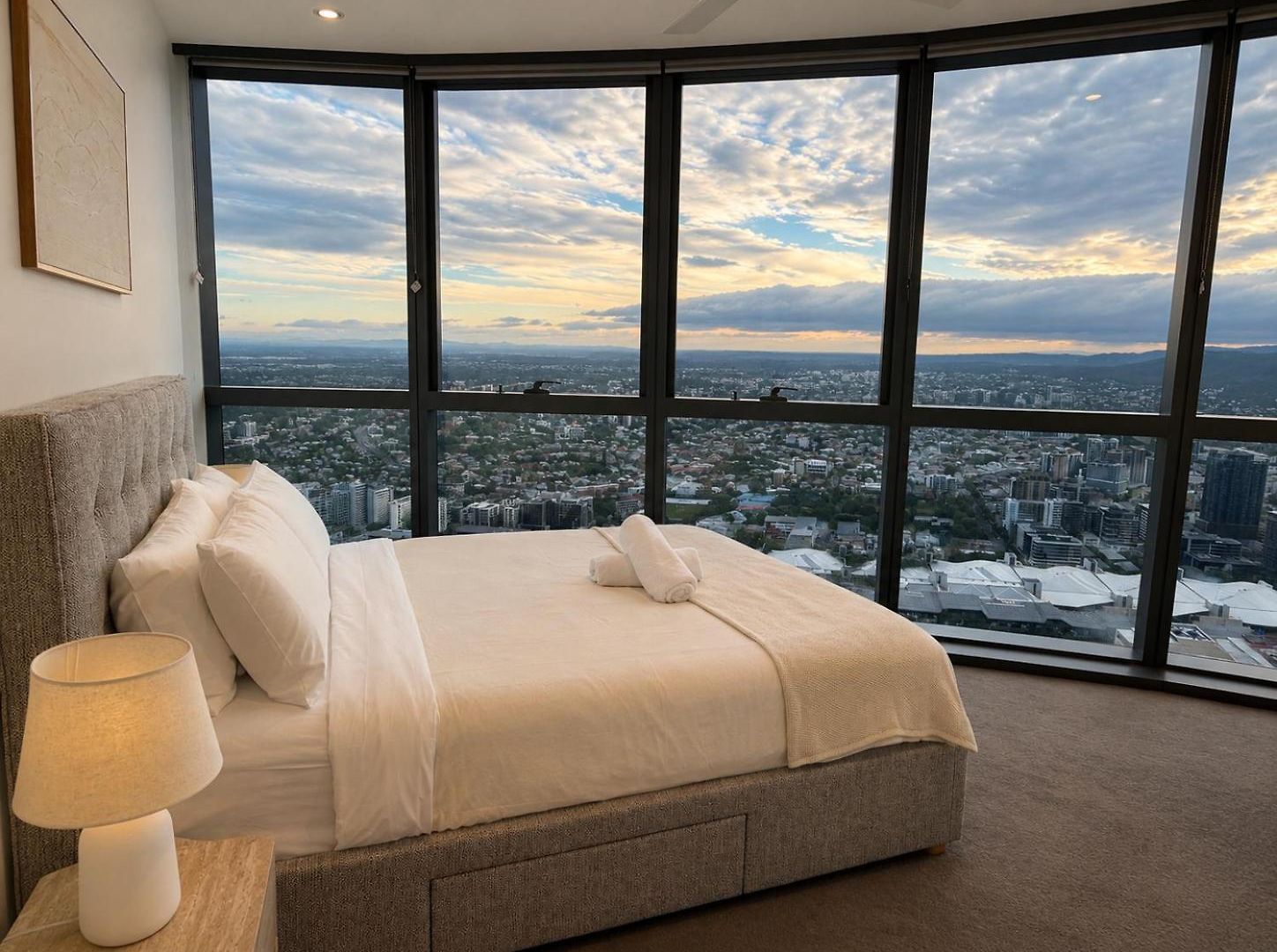 63 Floors Up & A Million-dollar View W/ Carpark Apartment *