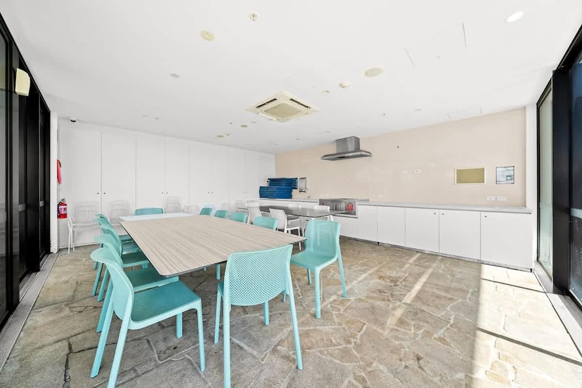 Johnson - Modern Brisbanecity-fringe W Parking Apartment Brisbane