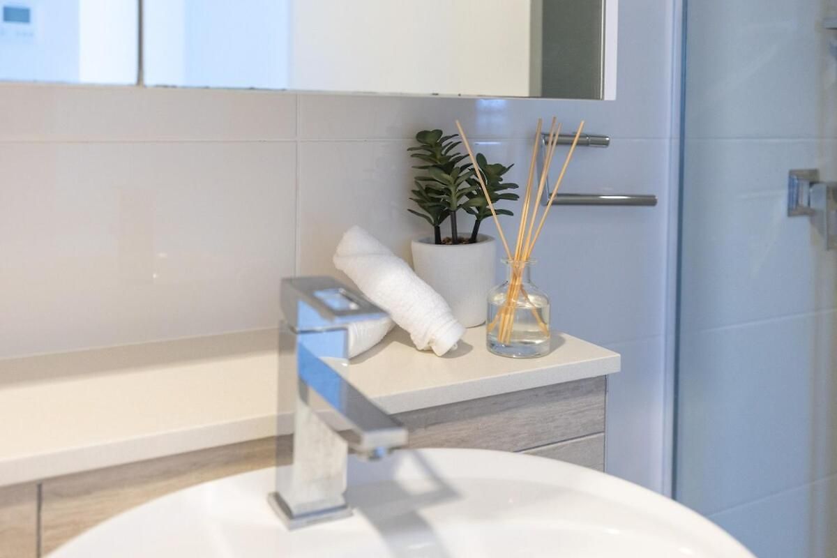 Apartment Skyline Elegance 2bdr Pool Gym Sauna Parking
