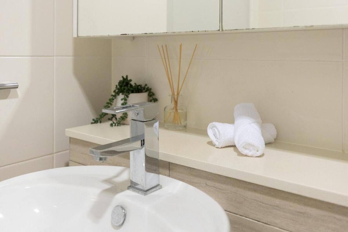 Apartment Skyline Elegance 2bdr Pool Gym Sauna Parking *