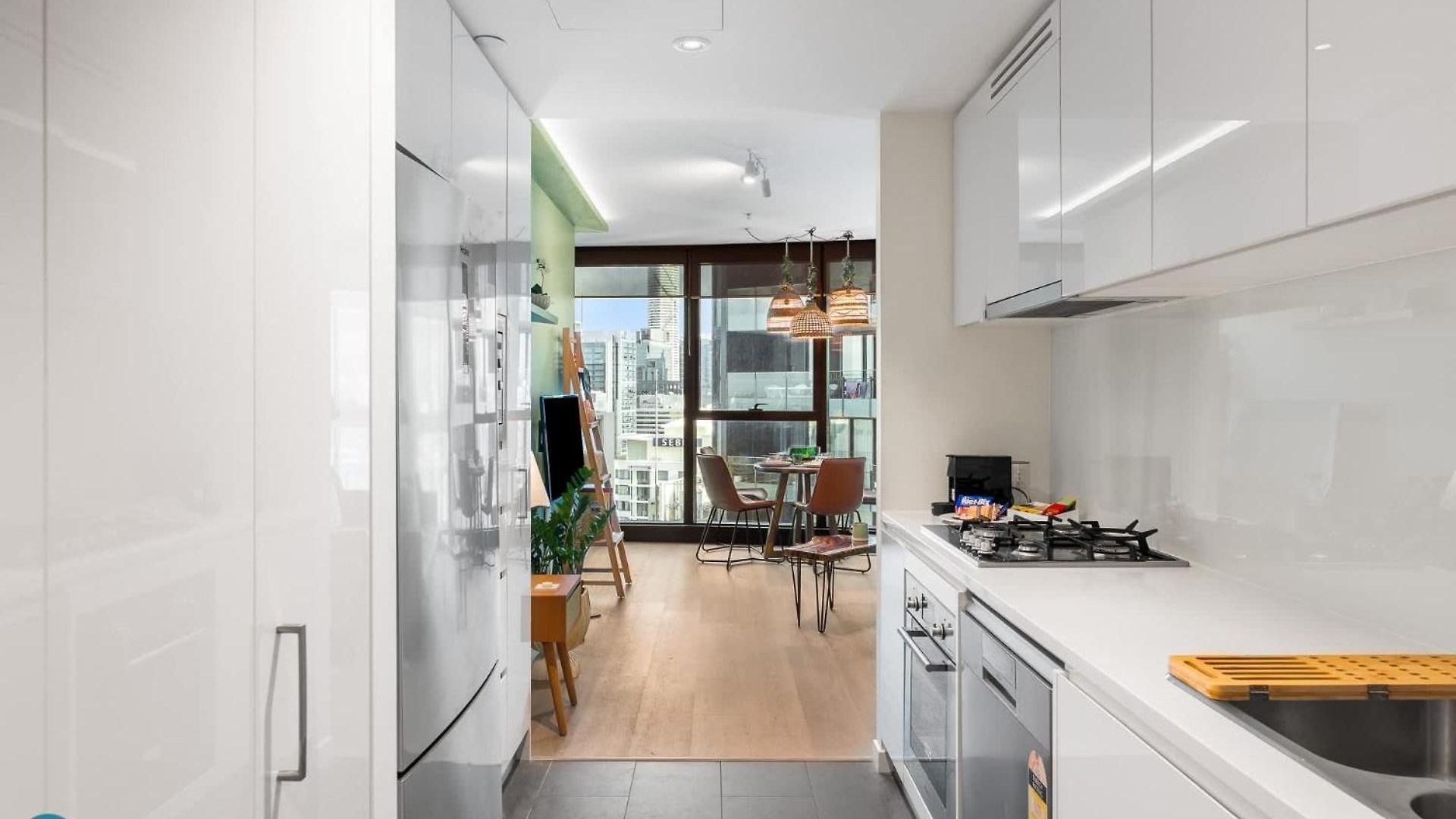 Sky Tower Luxe Retreat Pool & Gym Apartment