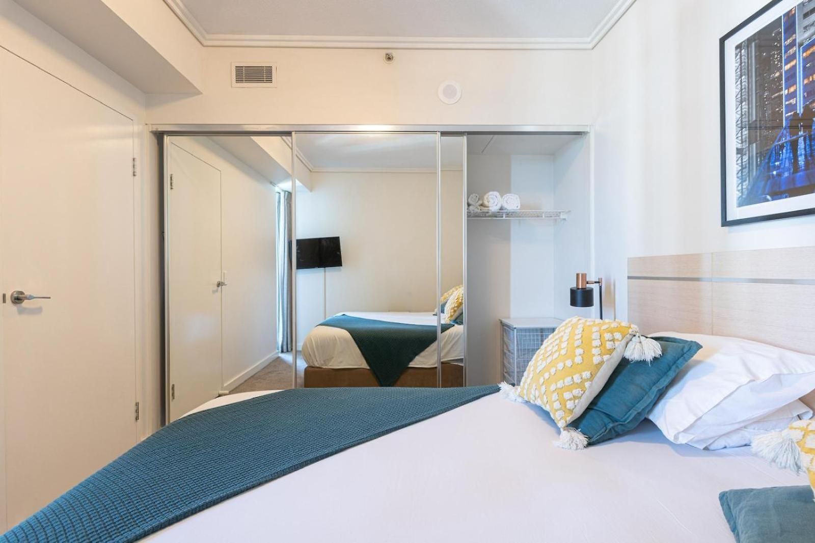 Chic 1br Retreat Heart Of Pool&gym Views Apartment