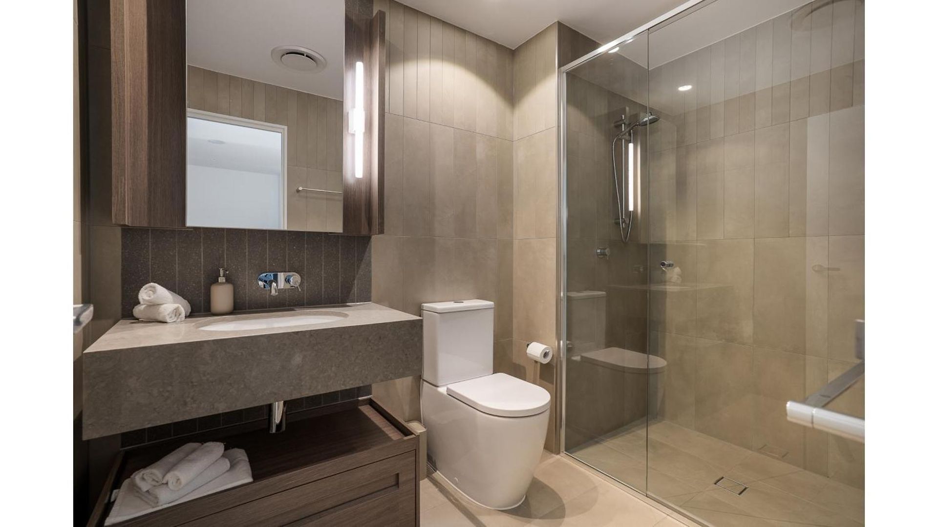 Apartment Sky High Luxury 2 Bedroom Cbd With Pool Gym And River Views