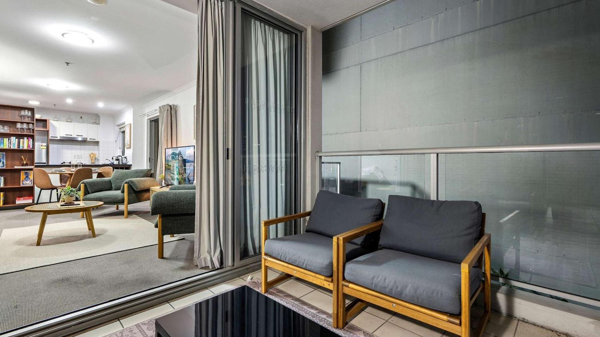 Stylish 2 Bed 2 Bath Balcony Parking Pool & Gym Apartment Brisbane