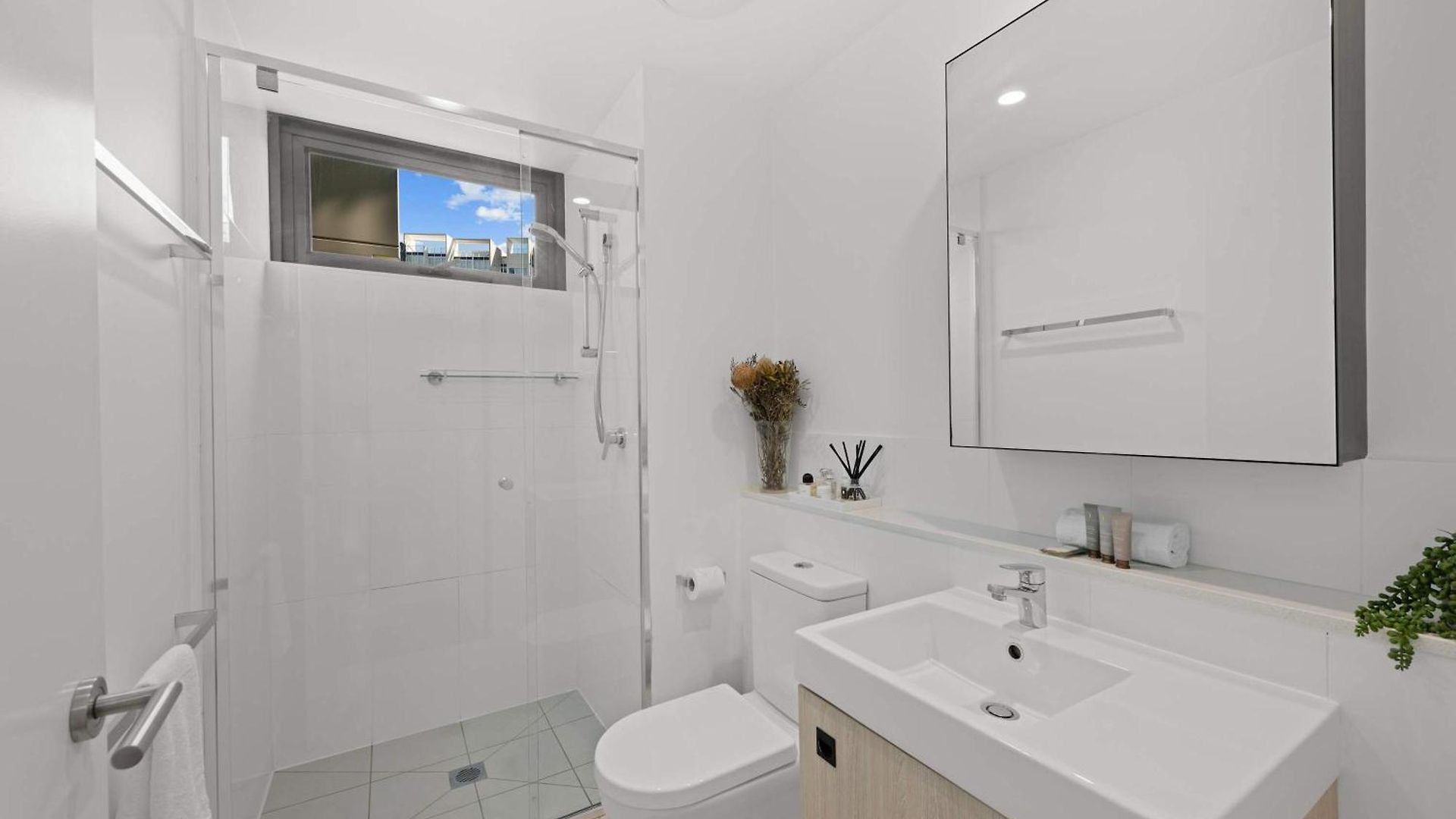 Apartment Luxury 2 Bed 2 Bath Parking Pool Gym & Sauna Brisbane